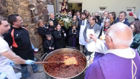 El vicepresidente de la Junta de Castilla y León, Juan García-Gallardo y el alcalde de La Bañeza, Javier Carrera, participan en la tradición del ‘Santo Potajero’