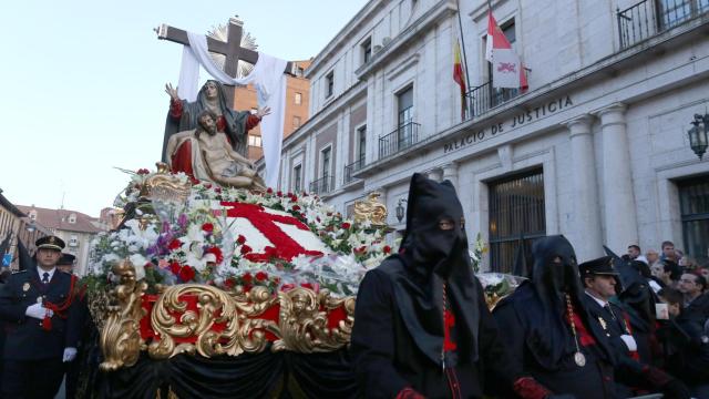 El paso de 'La Quinta Angustia' de la Cofradía de Nuestra Señora de la Piedad que debe ser empujado por el preso que es indultado.