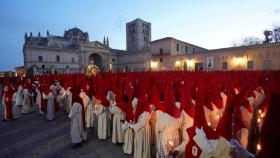 La procesión del Santísimo Cristo de las Injurias en la Plaza de la Catedral de Zamora, este miércoles.