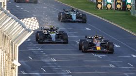 Verstappen cruzando la línea de meta en primer lugar en el GP de Australia
