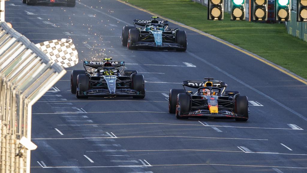 Verstappen cruzando la línea de meta en primer lugar en el GP de Australia