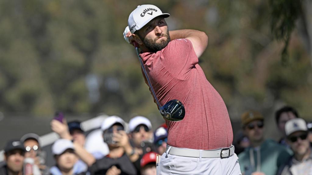 Jon Rahm ejecuta un golpe en el Genesis Invitational Golf Tournament