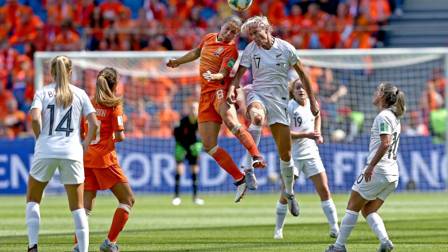 Sherida Spitse y Hannah Wilkinson, durante el Países Bajos - Nueva Zelanda del Mundial de fútbol femenino 2019
