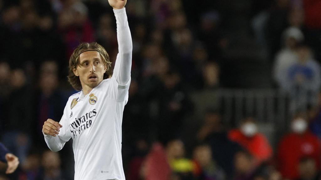 Luka Modric realiza un gesto aprobación tras recibir una orden desde el banquillo.