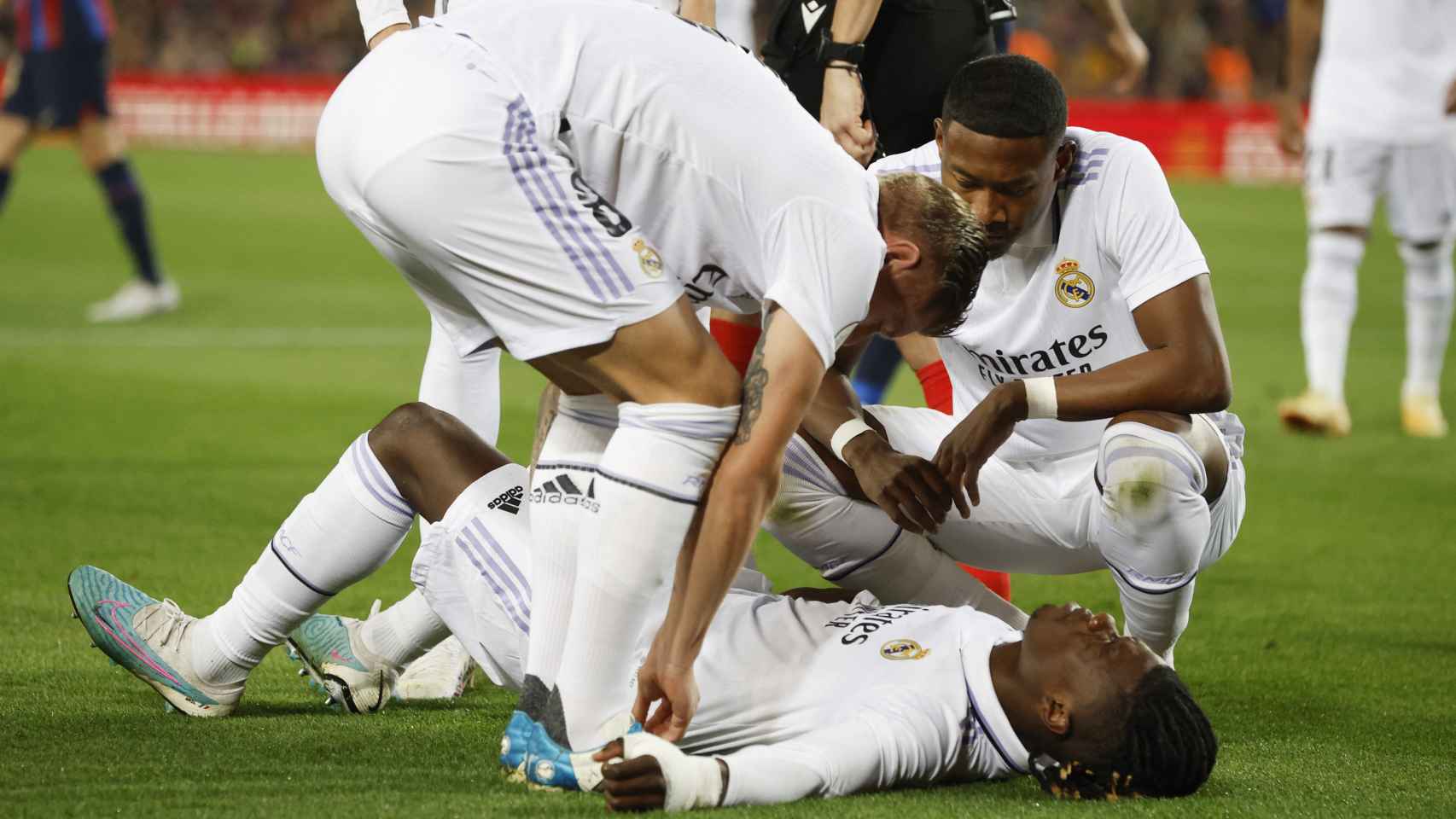 Camavinga siendo atendido por los servicios del Real Madrid.