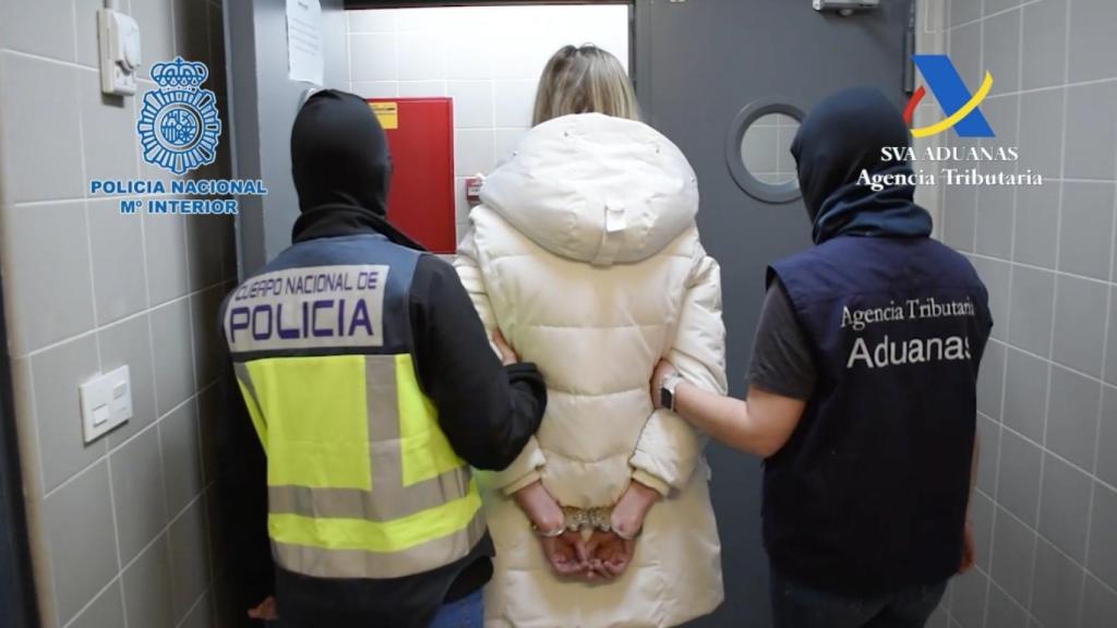 Una de las detenidas por los envíos de material militar, en una foto remitida este miércoles por la Policía.