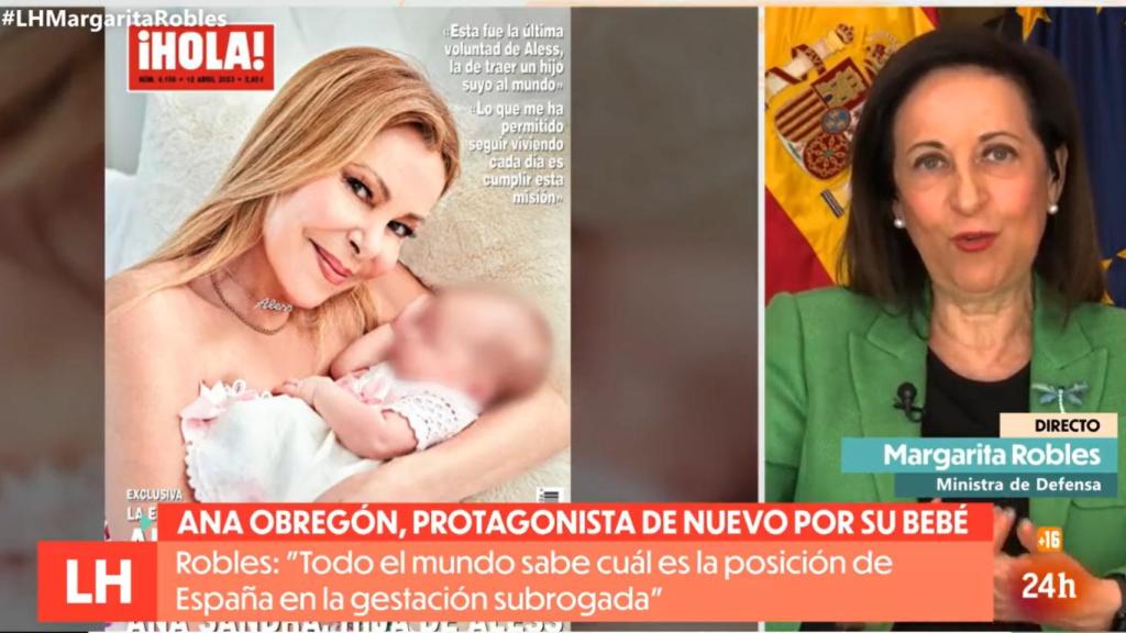 La ministra de Defensa, Margarita Robles, comentando la última portada de la revista '¡Hola!' en una entrevista en TVE.