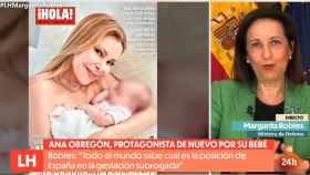 La ministra de Defensa, Margarita Robles, comentando la última portada de la revista '¡Hola!' en una entrevista en TVE.