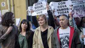 La candidata de Podemos Asturies a la Presidencia del Principado, Covadonga Tomé (c), participa en una manifestación contra la línea oficialista del partido.