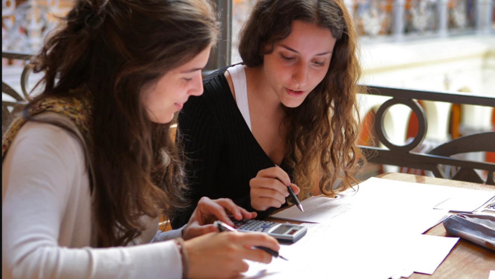 Dos estudiantes de la UPM. Foto: UPM.