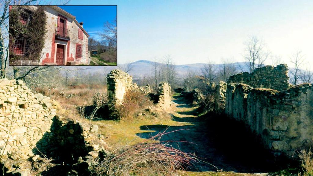 En el recuadro, el caserón reformado en Bellidas. En el fondo, las ruinas del pueblo a finales de los 80.