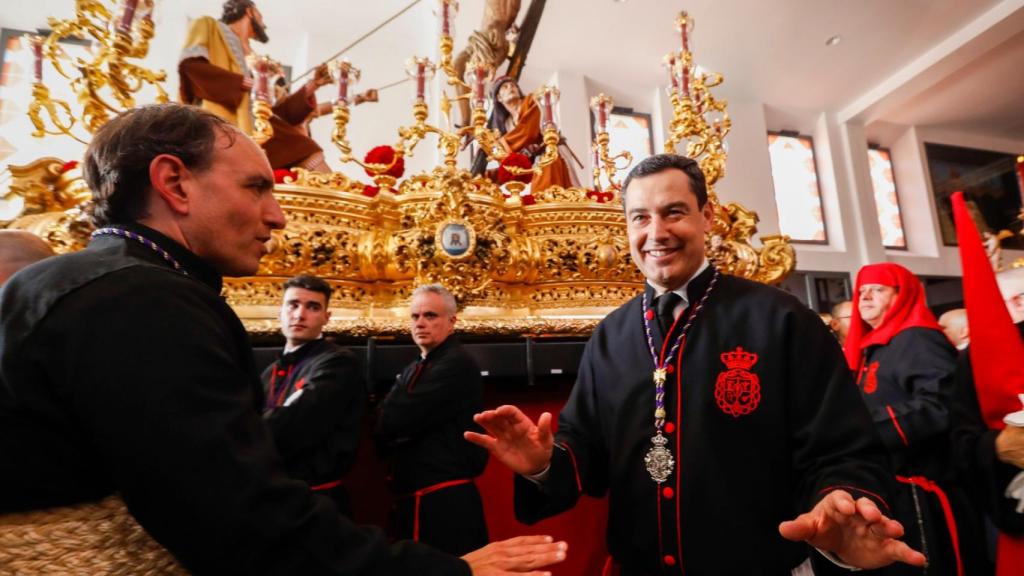 El presidente de la Junta de Andalucía, Juanma Moreno, antes de salir a procesión con el Cristo de la Exaltación.