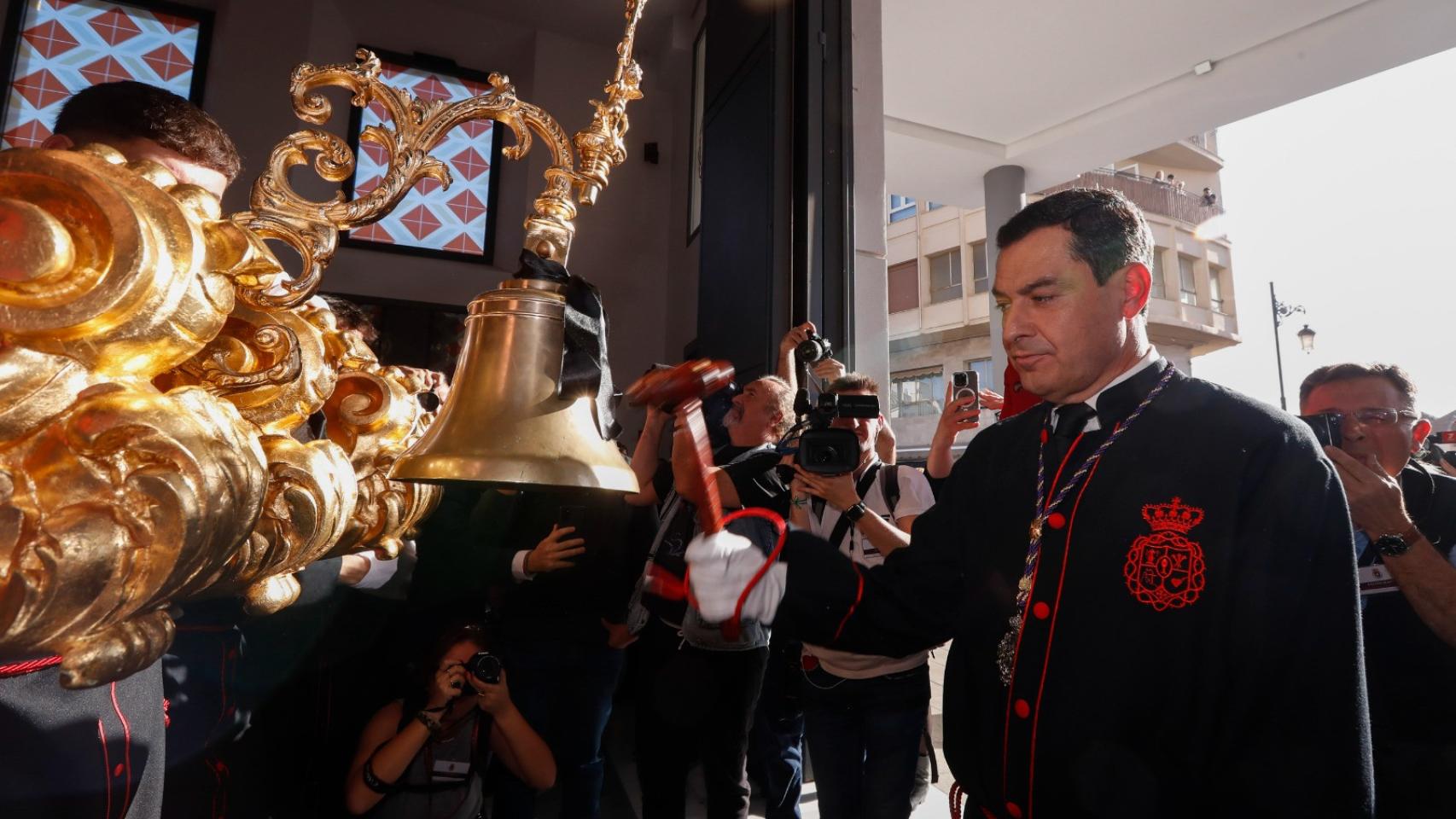 El presidente de la Junta dio el primer toque de campana del trono de Fusionadas.