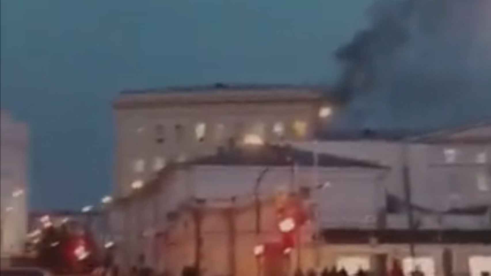 Imagen del incendio declarado en el ministerio de Defensa de Rusia.