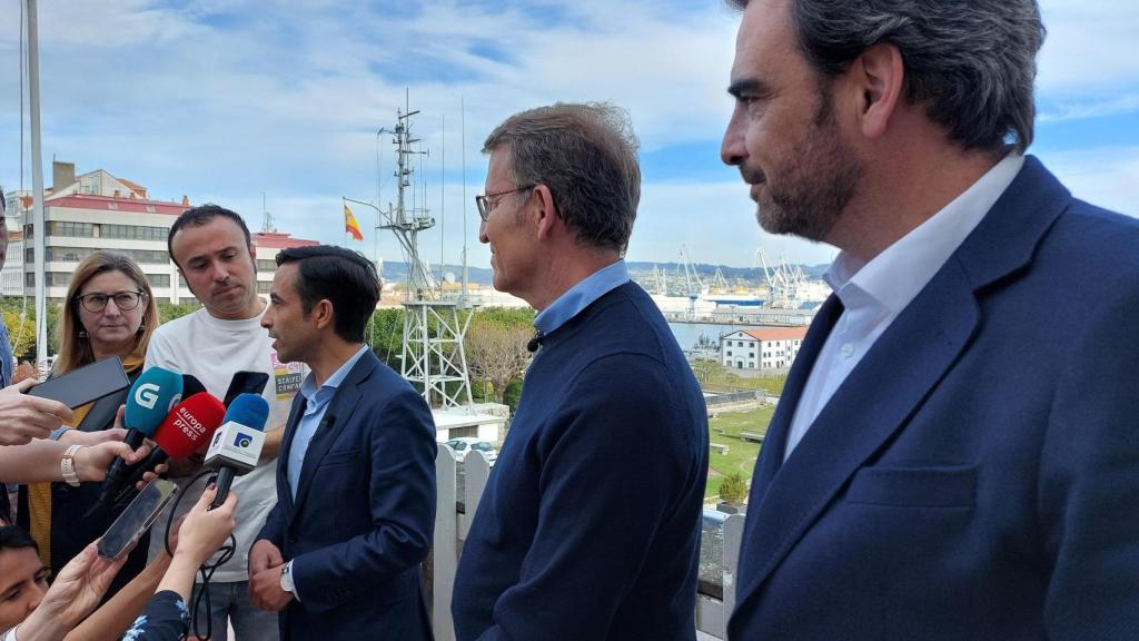 El presidente del PP nacional, Alberto Núñez Feijoo, con el presidente del PP de Ferrol, José Manuel Rey Varela.