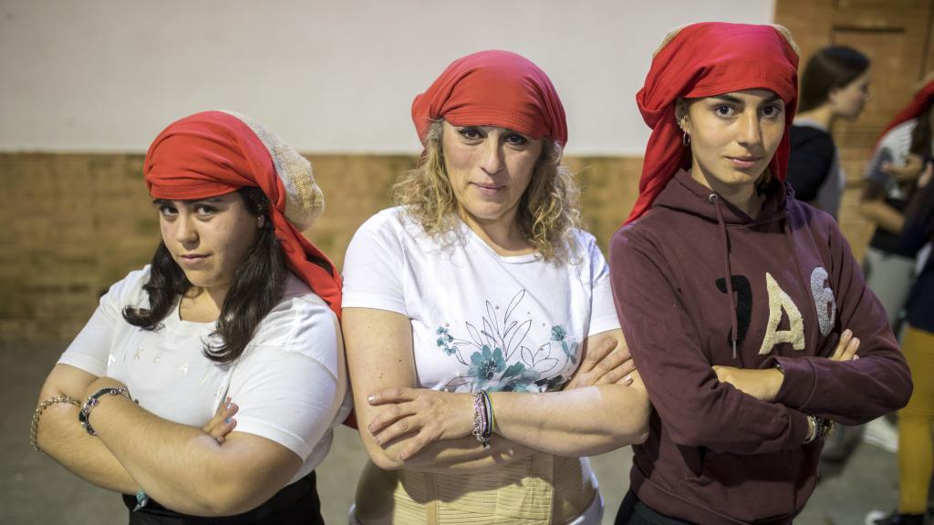 Jimena, Socorro y Carla, la dos costaleras más jóvenes y la más veterana de la hermandad de la Borriquita de Rociana del Condado.