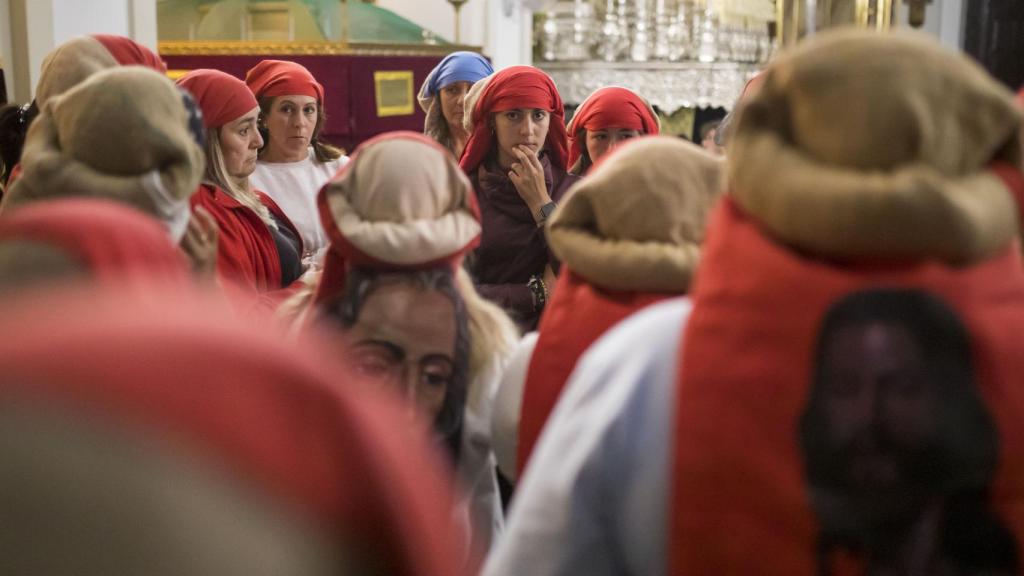 Costaleras de la hermandad de la Borriquita de Rociana del Condado (Huelva) se preparan para el retranqueo del paso.