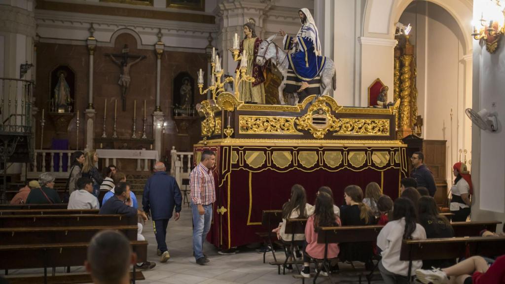 El paso la Borriquita de Rociana del Condado portado por costaleras durante el retranqueo.