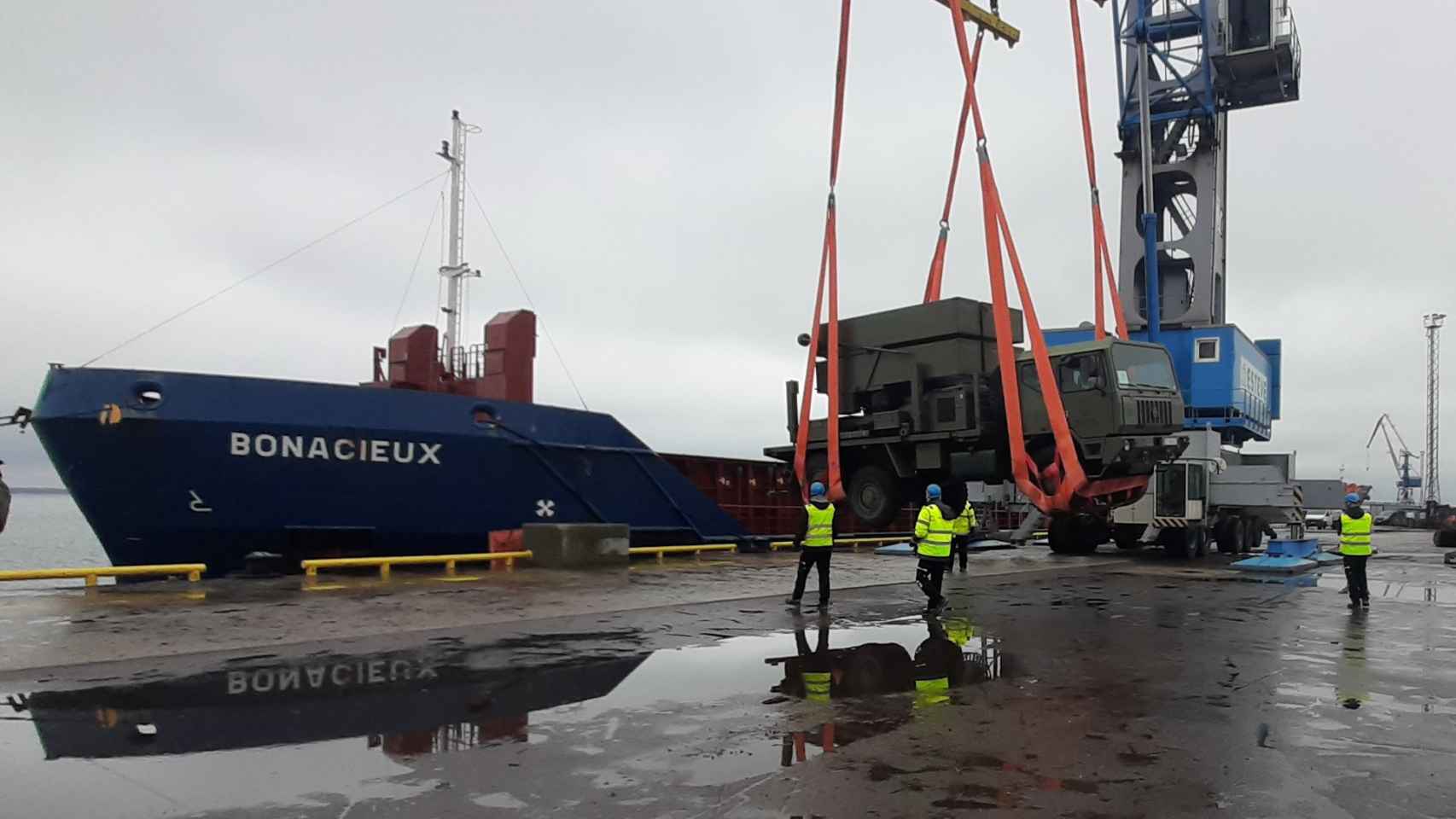 Desembarco del sistema NASAMS en un puerto estonio