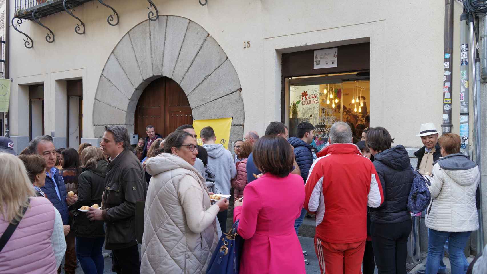 Público a la entrada de la panadería durante la inauguración