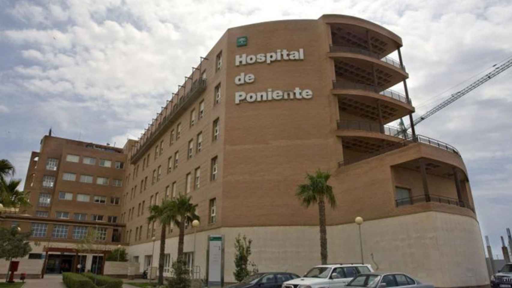 El Hospital Universitario Poniente donde trabaja como administrativo José María Bisbal está en El Ejido.
