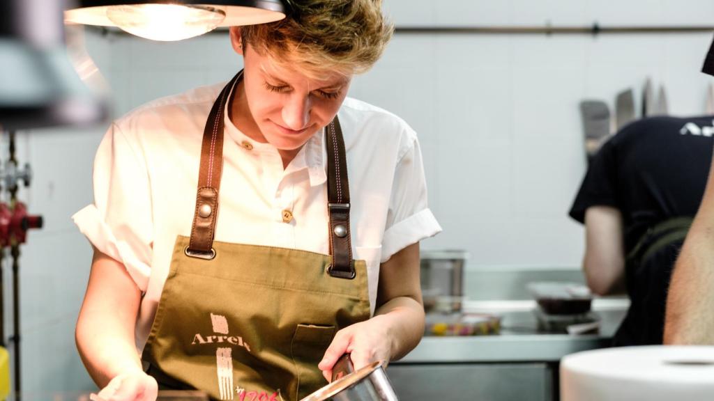 Vicky Sevilla, en la cocina de Arrels, su restaurante con estrella Michelin.