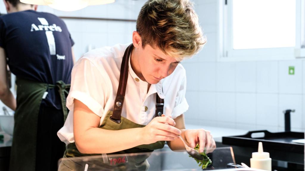 Vicky Sevilla, en la cocina de su restaurante Arrels.