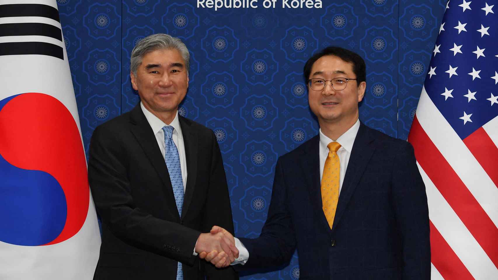El representante especial de EE.UU. para Corea del Norte, Sung Kim, se reúne con su homólogo de Corea del Sur, Kim Gunn, en Seúl.