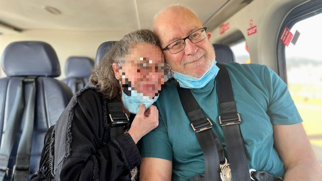 Andrés, con su mujer, en el helicóptero desde para darse una sesión de radioterapia en Algeciras..