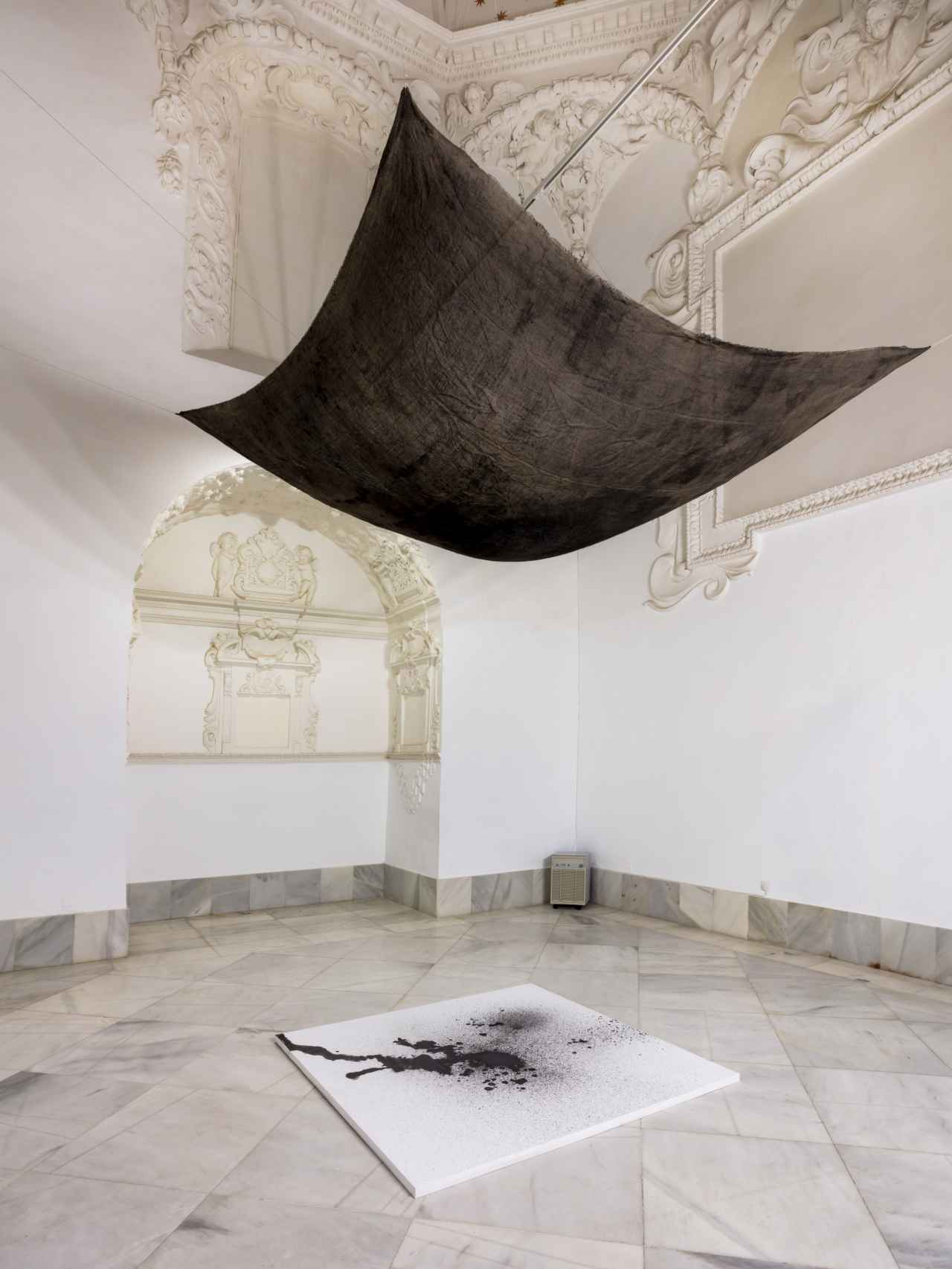 Una de las obras de Gala Porras-Kim instaladas en el antiguo monasterio de la Cartuja de Sevilla