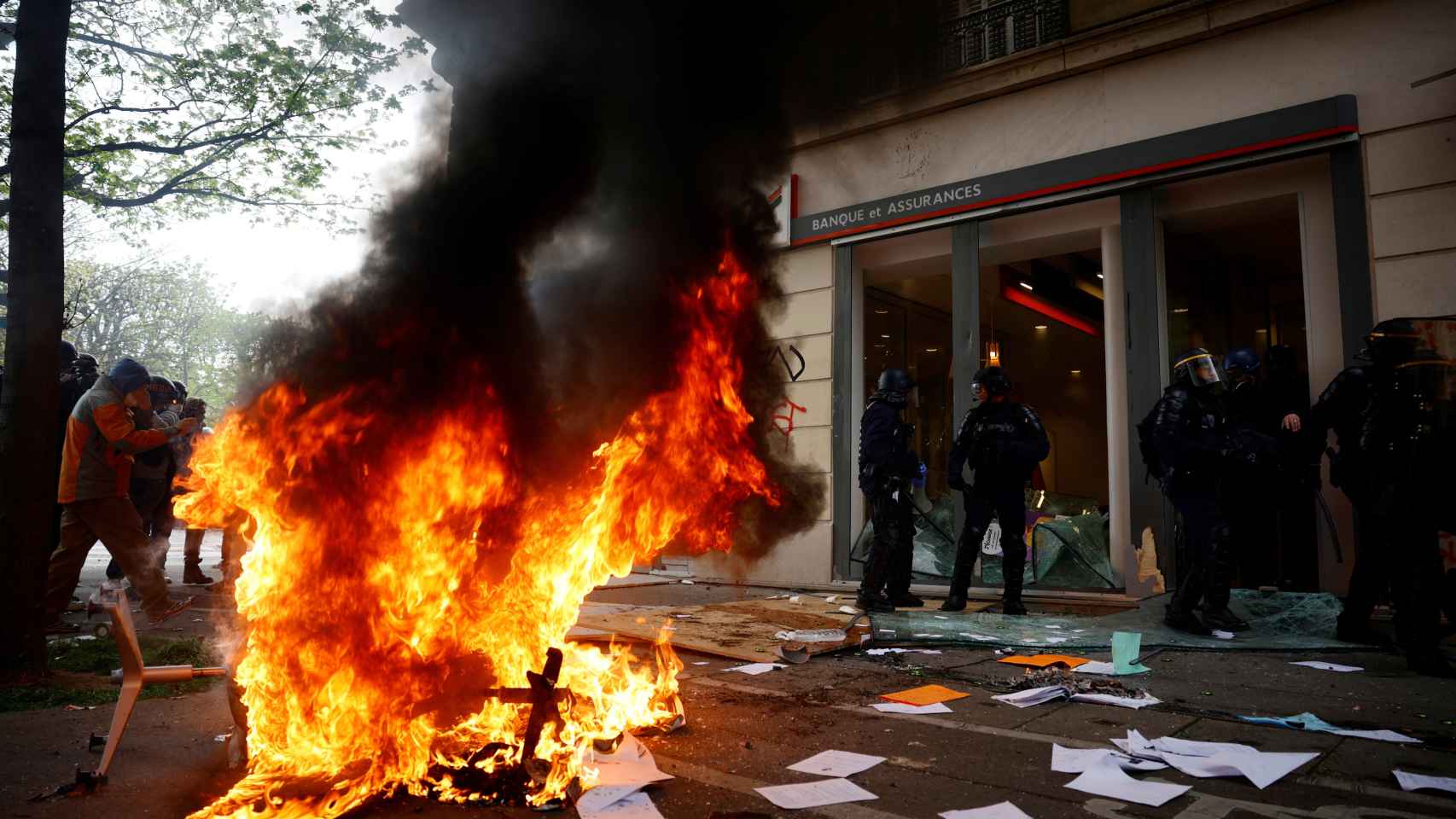 Los manifestantes han incendiado sucursales bancarias en París.