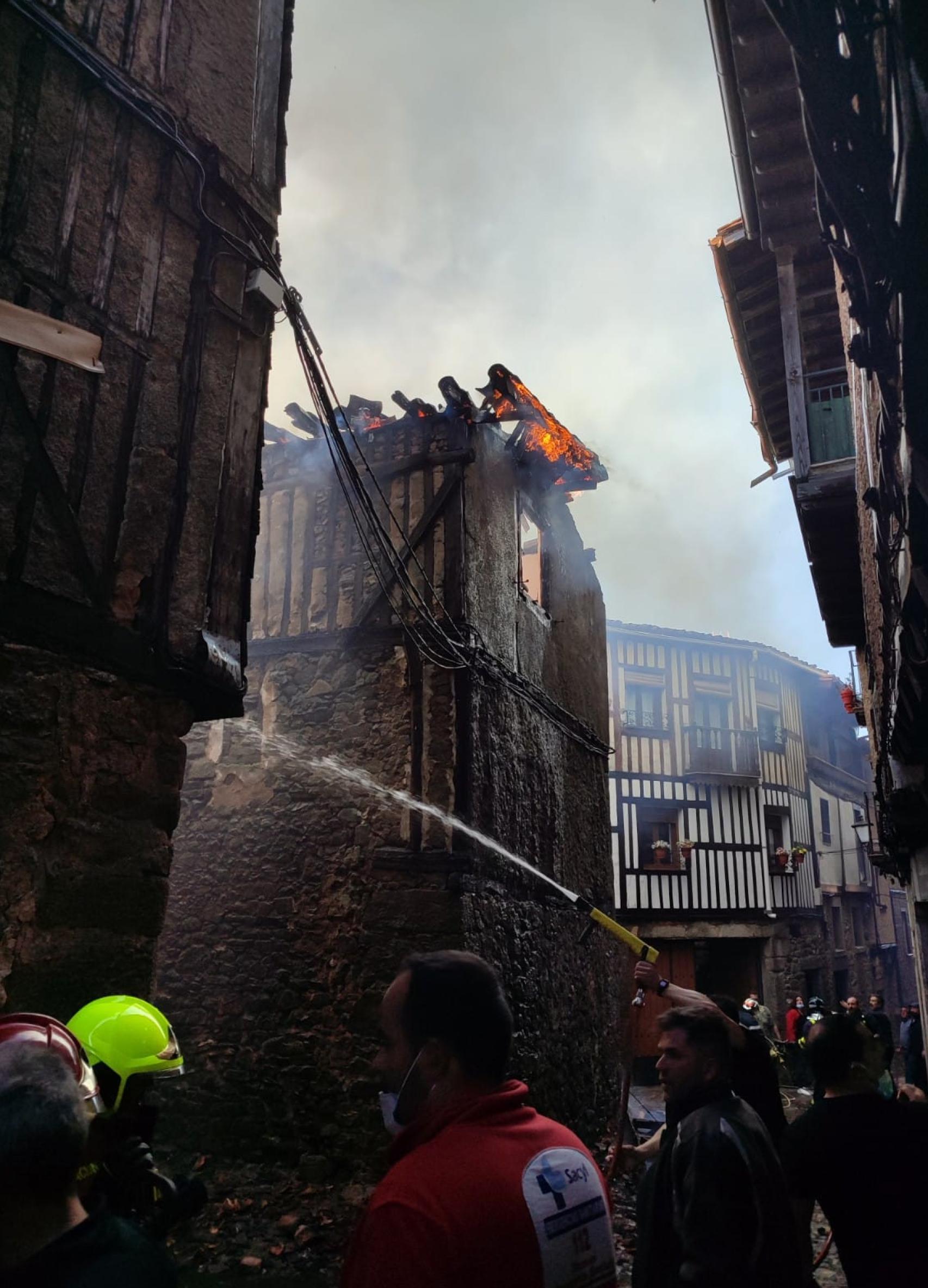 Incendio en las viviendas de La Alberca