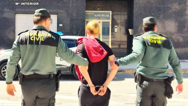 La Guardia Civil durante la detención en Sax de uno de los dos okupas acusados de robo.