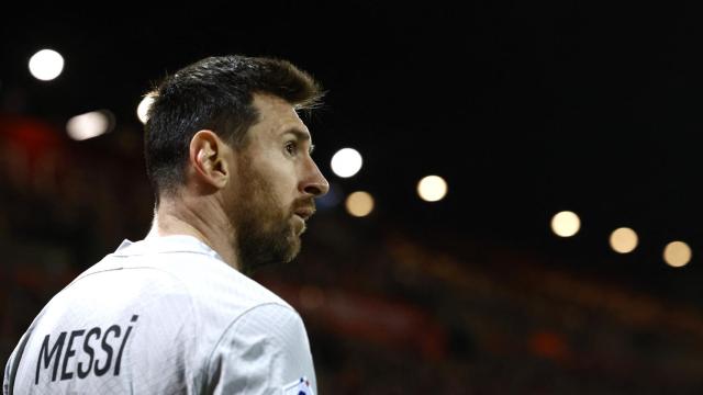 Messi, pensativo, durante un partido con el PSG.