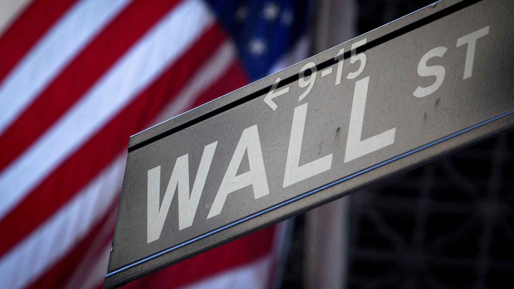 Señal de Wall Street al lado de la Bolsa de Nueva York.