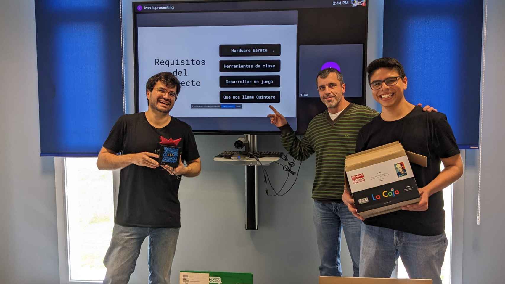 Los creadores de La Caja, Izan Amador y Jorge Benavides, con el responsable del aterrizaje de Google en Málaga, Bernardo Quintero.