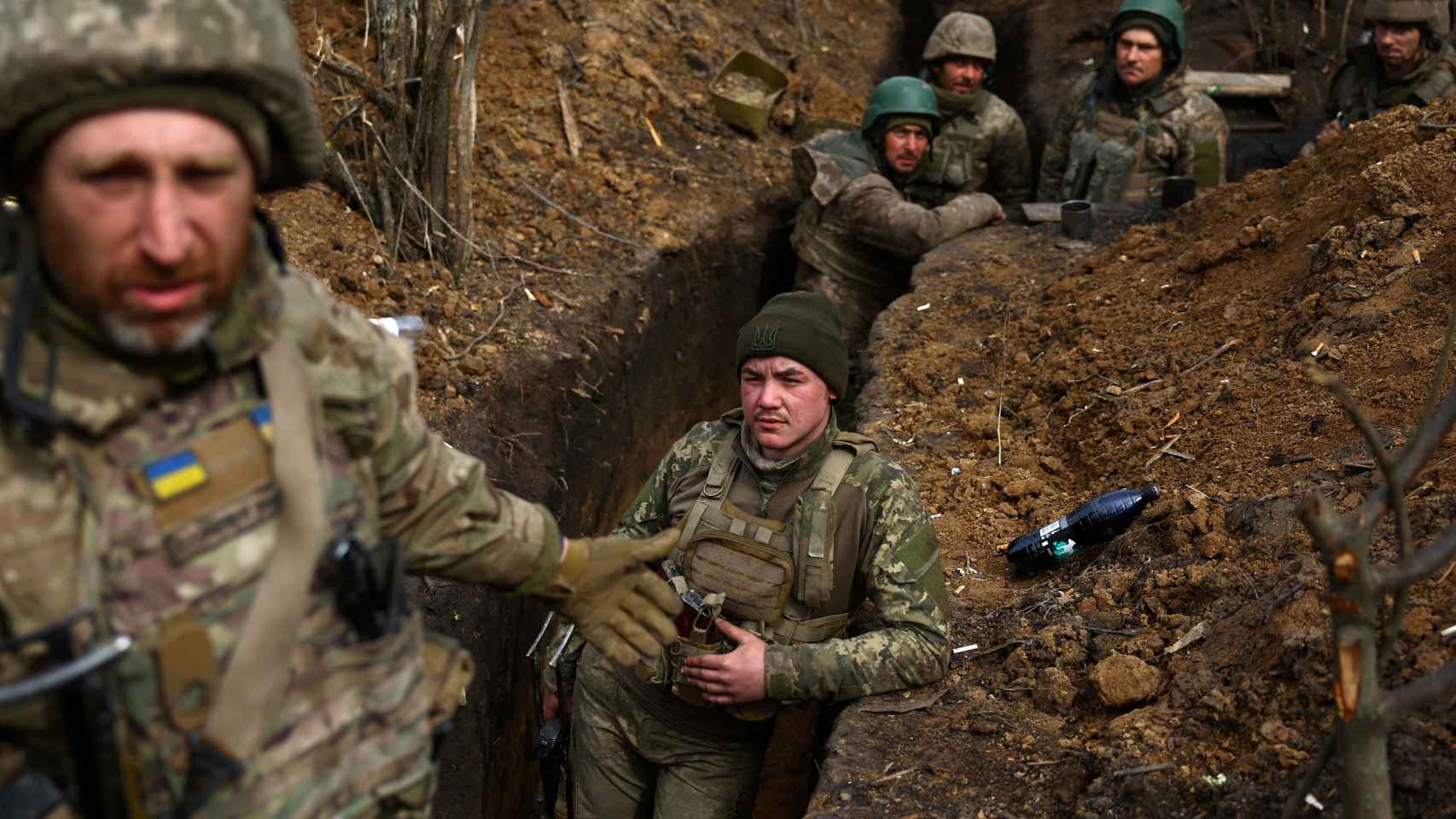 Soldados ucranianos en las trincheras de las afueras de Bakhmut.