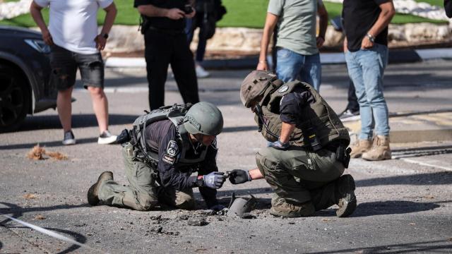 Personal de seguridad israelí recoge restos de los misiles que han caído en Shlomi.