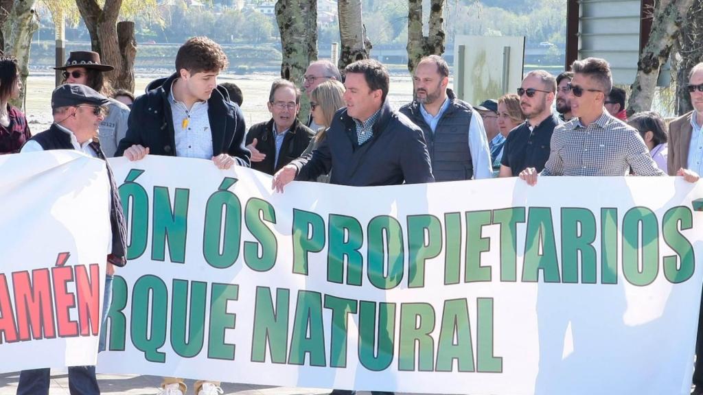 Manifestación encabezada por el alcalde de As Pontes, Valentín González Formoso