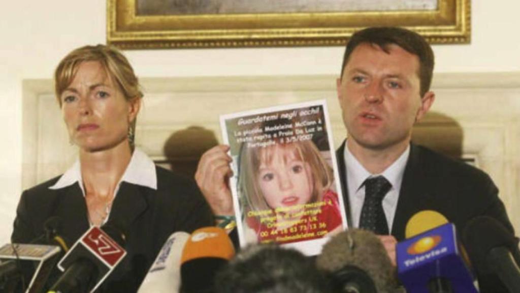 Kate y Gerry McCann sostienen un cartel con el rostro de la pequeña Madeleine, desaparecida en el Algarve portugués en mayo de 2007