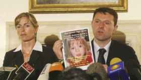 Kate y Gerry McCann sostienen un cartel con el rostro de la pequeña Madeleine, desaparecida en el Algarve portugués en mayo de 2007