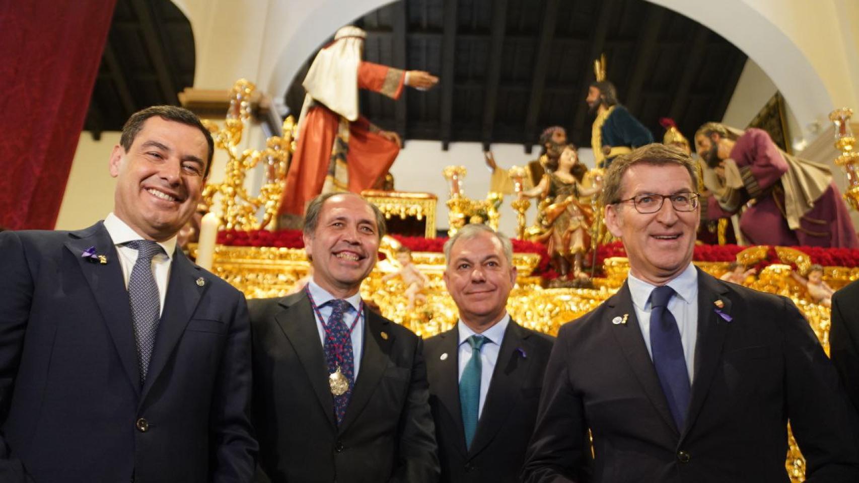 Feijóo durante su visita, con Moreno Bonilla, a una de las hermandades sevillanas.