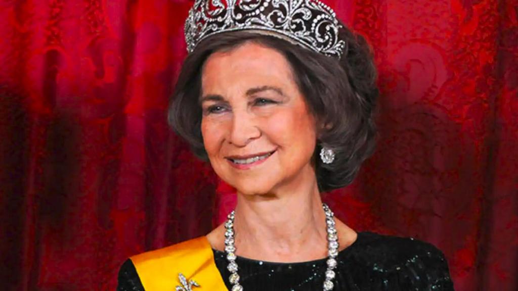 La reina Sofía con la tiara de la flor de lis durante la cena de gala en el Palacio Real por la visita del presidente de México