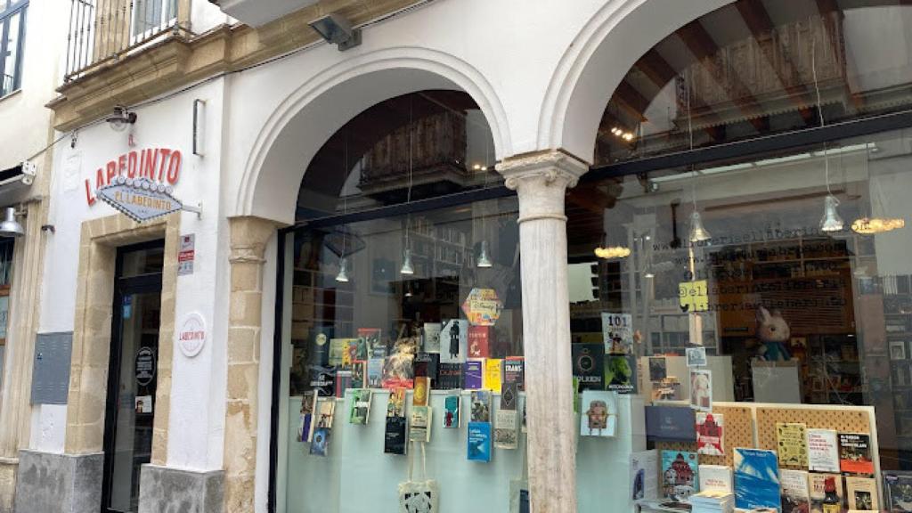 Fachada de la librería El Laberinto de Manolo Romero