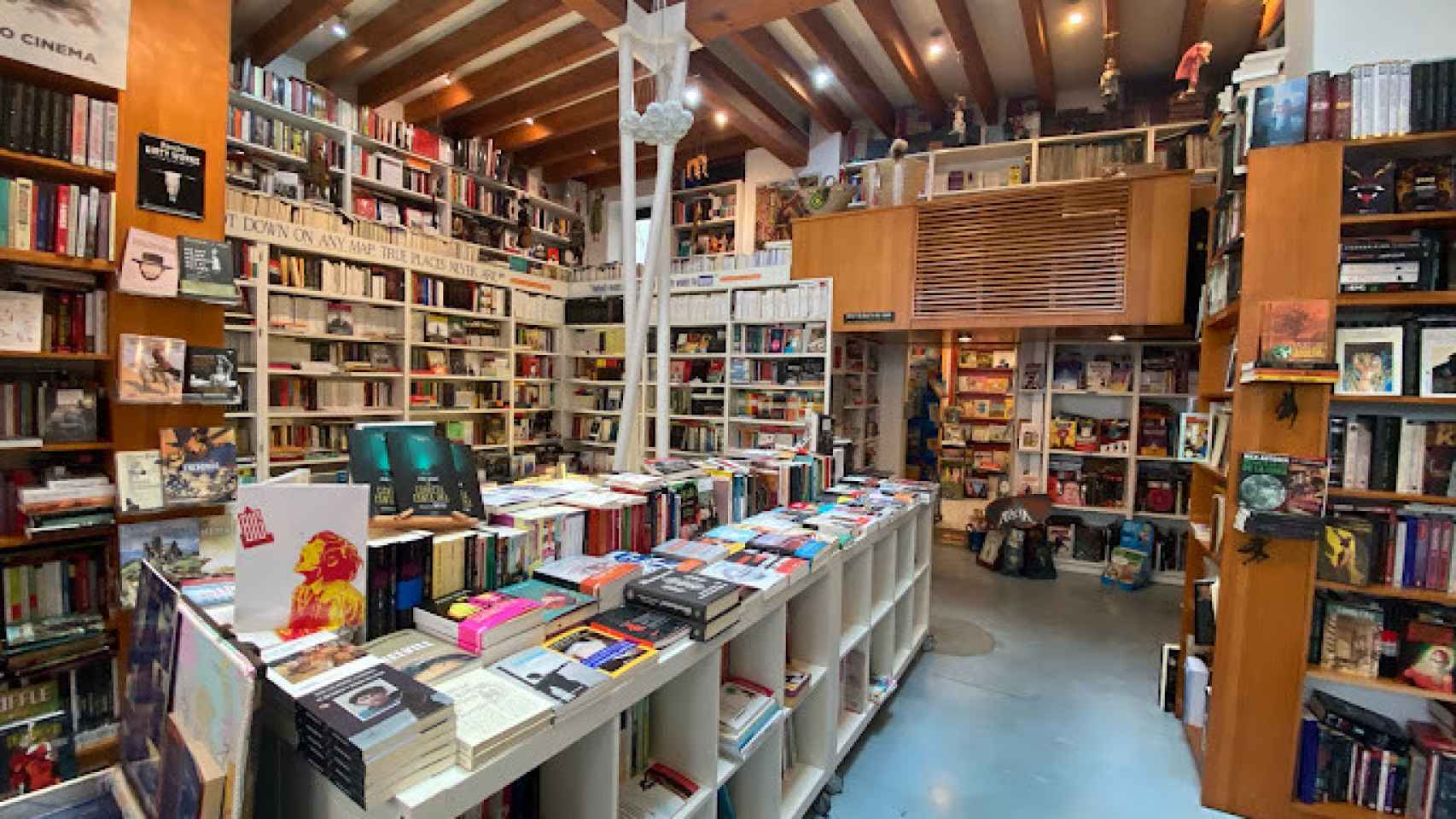 Interior de la librería El Laberinto de Manolo Romero