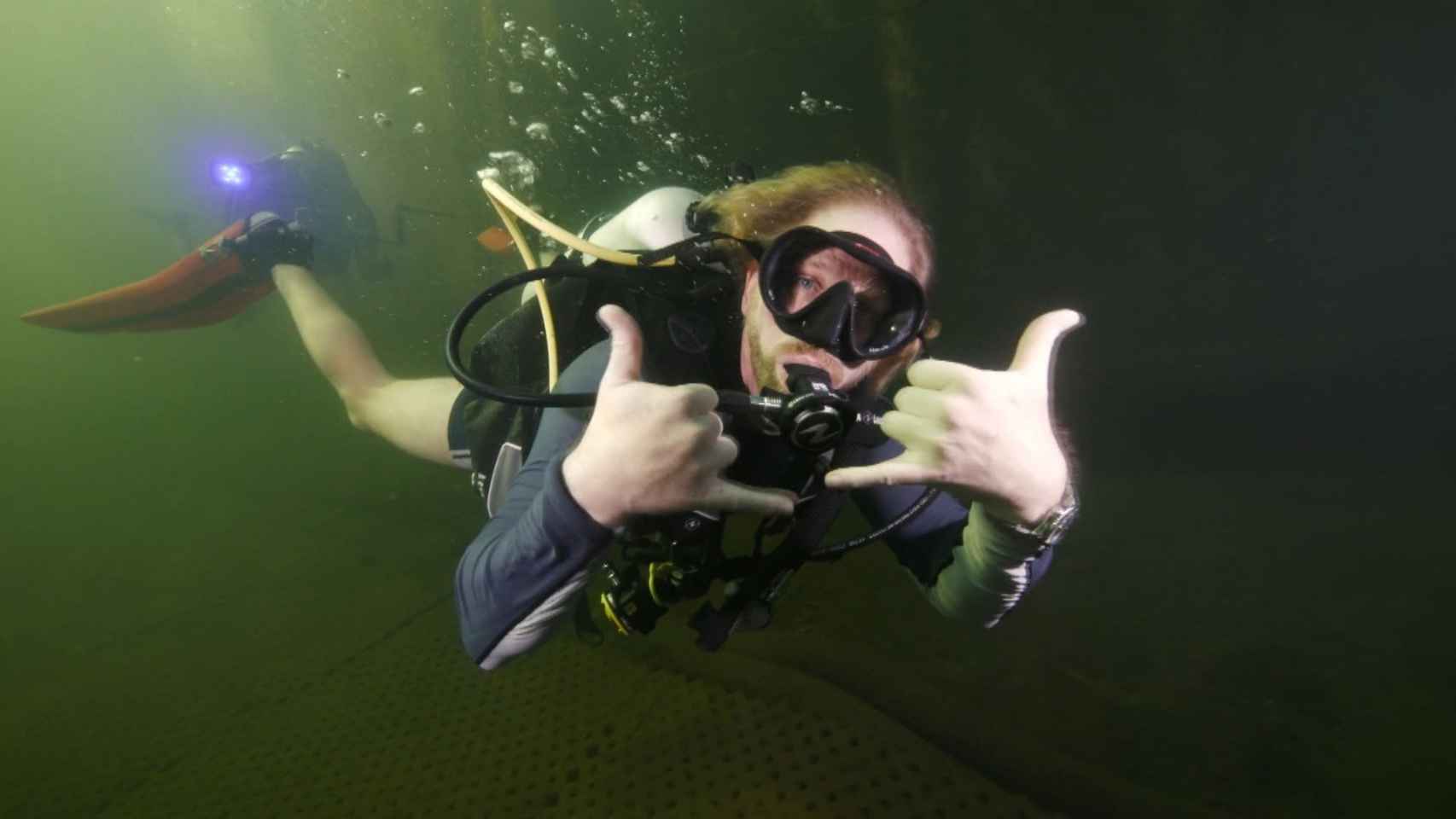 Joseph Dituri, comandante de la Marina de EEUU y biomédico, durante una inmersión bajo el agua.