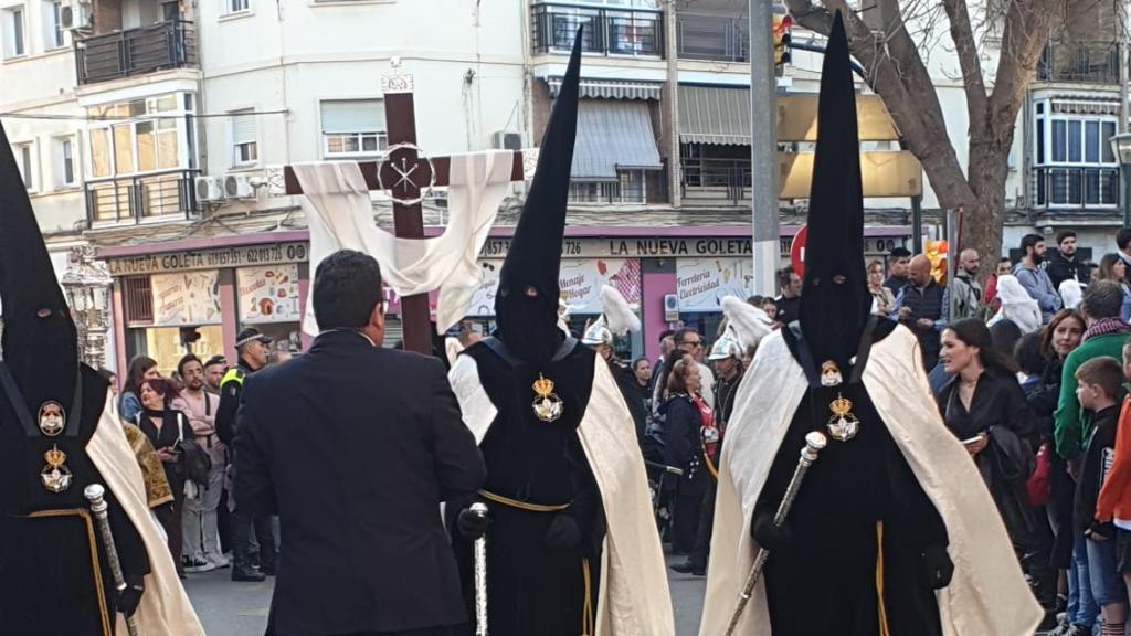 Los nazarenos que abren el cortejo de La Piedad.