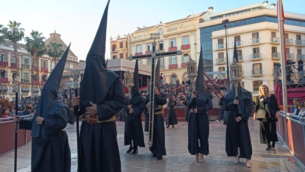 Tribuna oficial al paso de Dolores de San Juan.