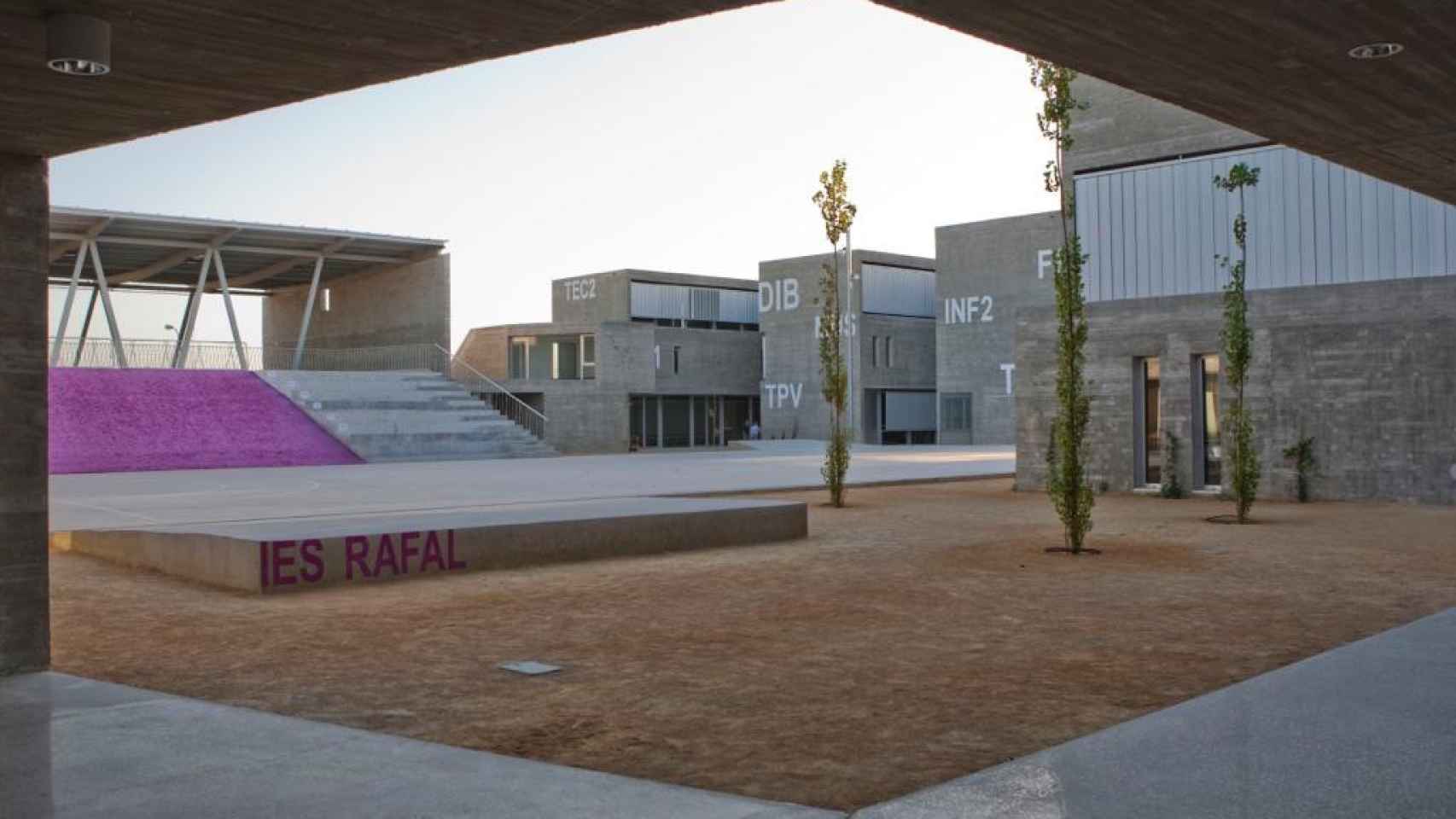El patio del instituto de educación secundaria de Rafal, de Leiva y Campos Rosique.