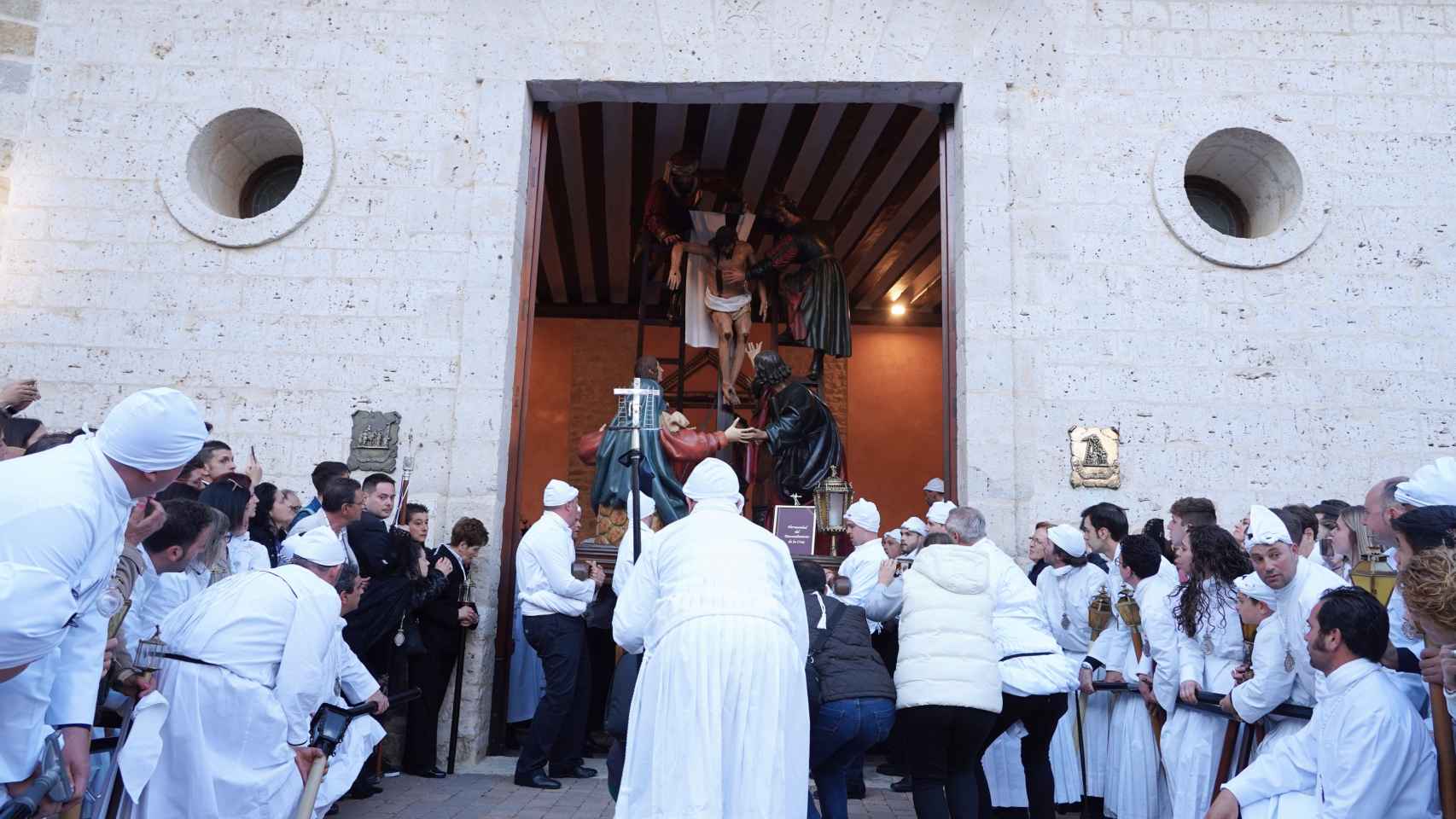 Salida de los Pasos en la Procesión de la Soledad en Medina de Rioseco